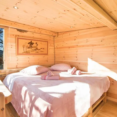 בית נופש Romantic Tree House *
