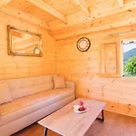 Dom wakacyjny Romantic Tree House *