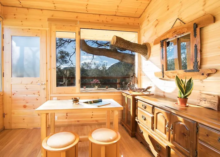 Case de vacanță Romantic Tree House Kato Pavliana