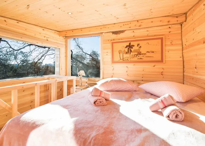 Case de vacanță Romantic Tree House