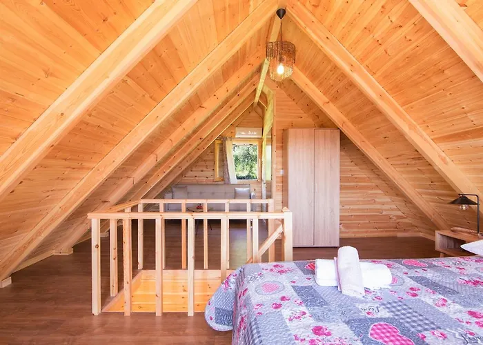 Case de vacanță Romantic Tree House