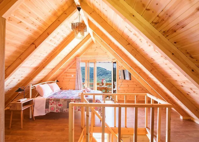 Romantic Tree House Case de vacanță