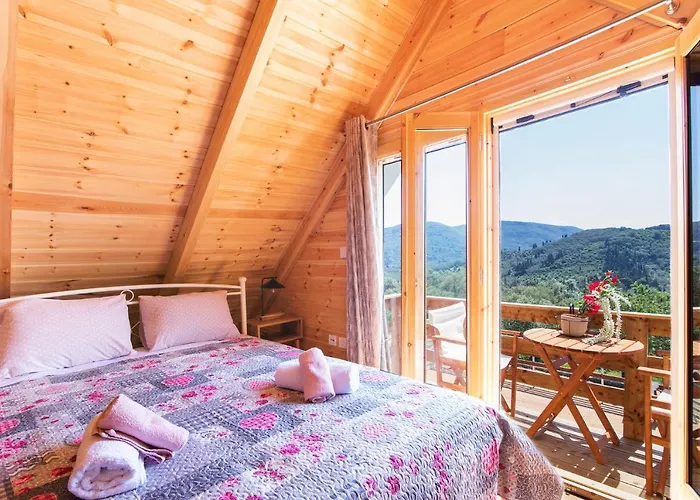 Romantic Tree House Case de vacanță